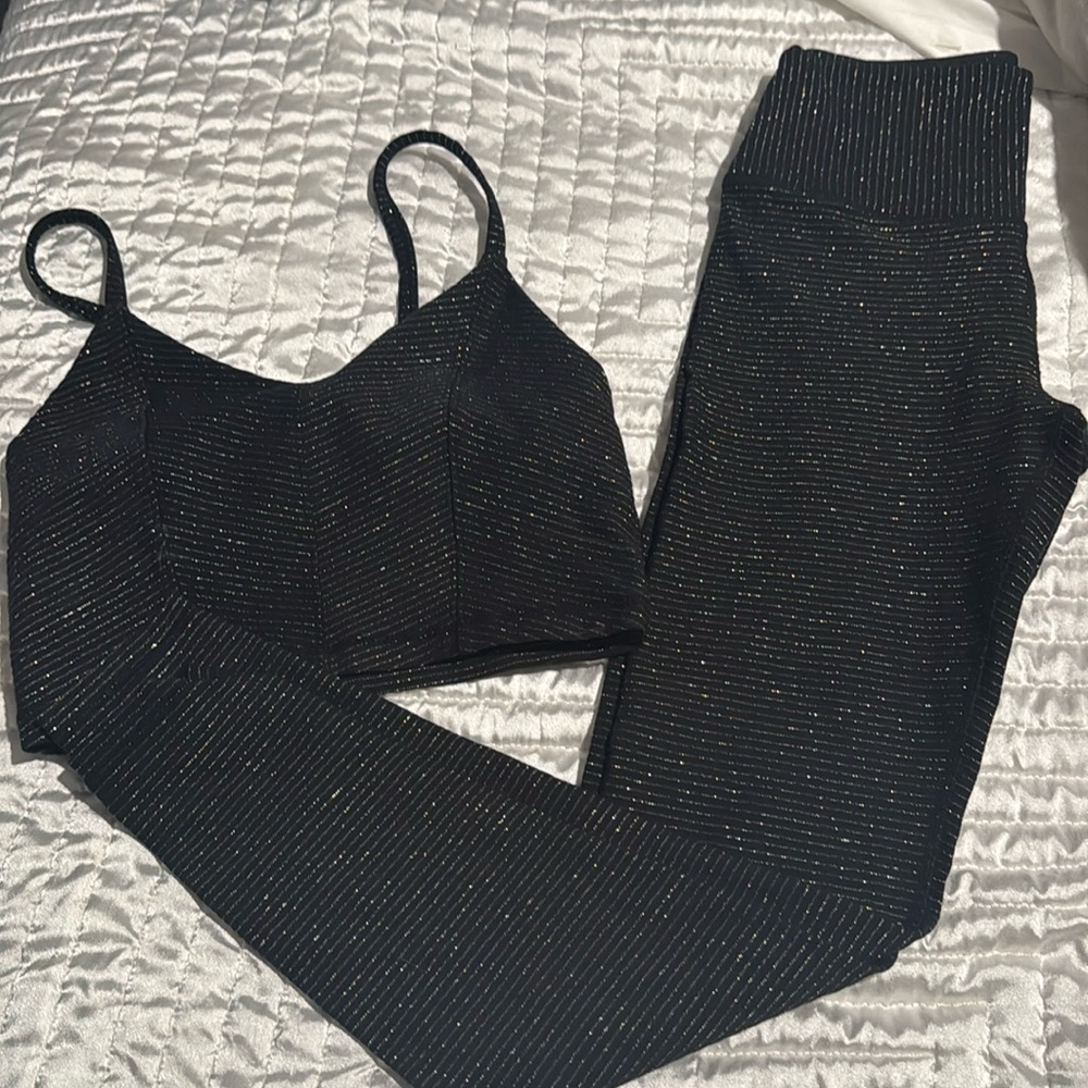 Glyder set, black with gold striping.